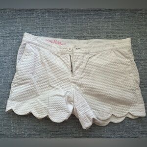 Lilly Pulitzer white seersucker scallop buttercup shorts size 8; gently worn
